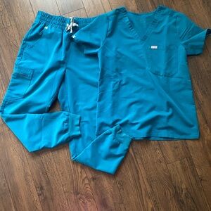 Figs Women's green Scrub set( top and pants)